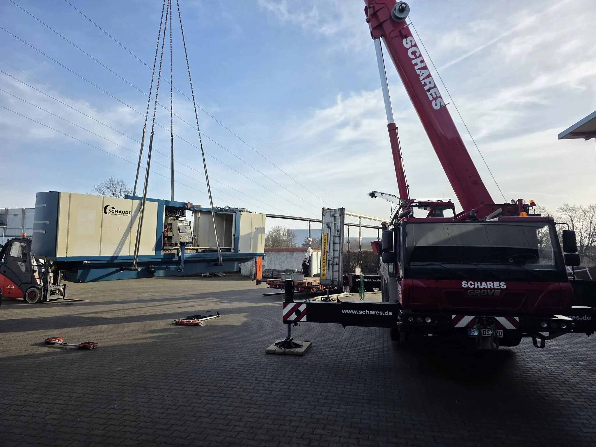Schaudt Schleifmaschine wird per Mobilkran verladen