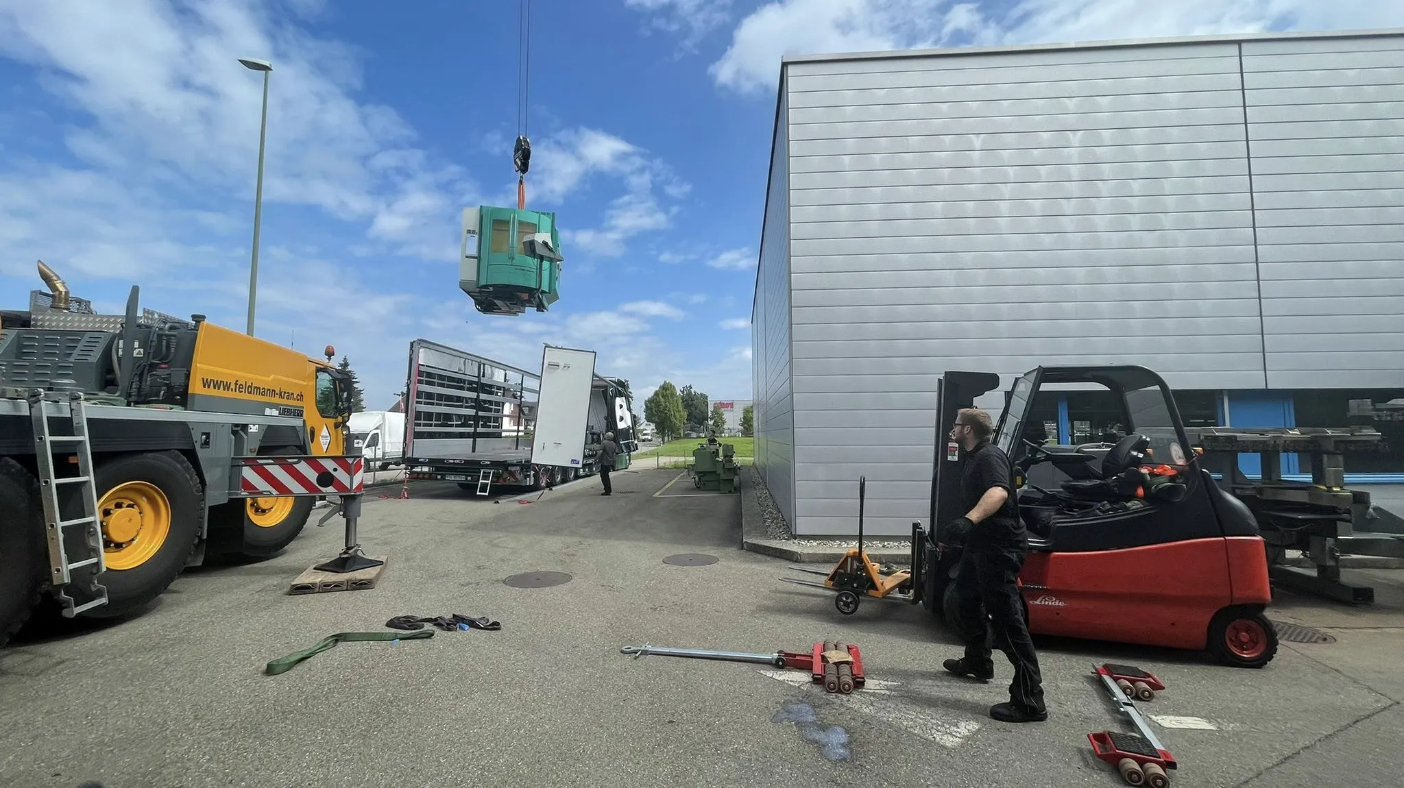 Maschinenverladung mit Mobilkran bei Reble Enterprise